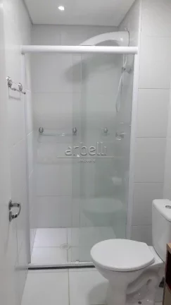 Imagem Apartamento com 33 M², 1 banheiro com box em vidro e gabinete no lavatório, 1 dormitório, cozinha...