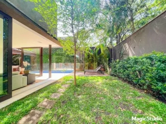 Imagem Casa dos sonhos no coração do Jardim América! Com uma área de 772m², esta casa totalmente reformada e mobiliada oferece conforto, luxo e modernidade