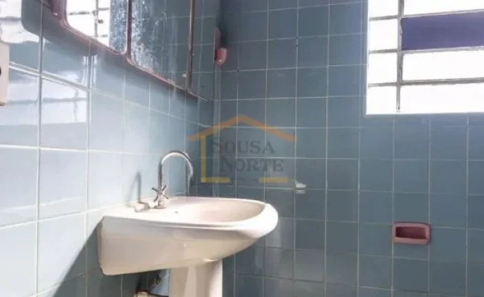 Imagem Sobrado espaçosa com 298m², 3 dormitórios, 2 banheiros e 3 vagas de garagem. Quintal na frente e ...