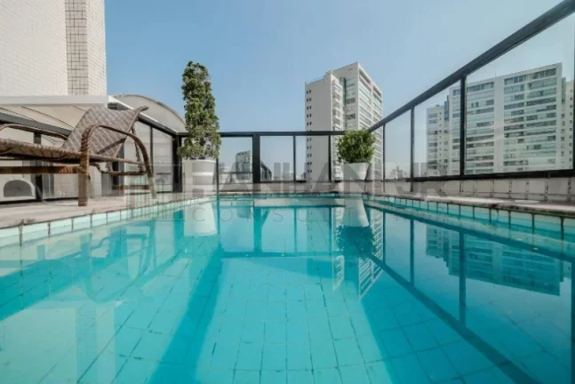 Imagem Cobertura duplex com piscina na Vila Nova Conceição: 3 quartos, 3 suítes, 3 salas, 5 banheiros, 4 vagas e 241m² de sofisticação em São Paulo-SP.