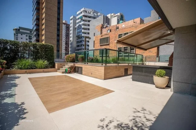 Imagem Este espaçoso apartamento de 336 metros quadrados oferece o equilíbrio perfeito entre conforto e p...