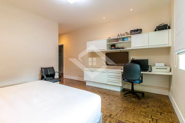 Imagem Casa Triplex de 4 Quartos para Venda no Humaitá com 595 m²