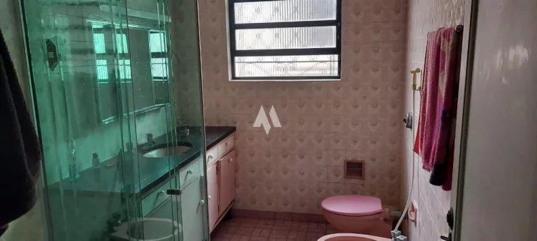 Imagem Casa com ótima localização na Avenida Afonso Pena com 03 Quartos + edícula á venda em Santos