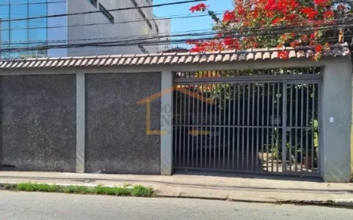 Imagem Terreno, 345 m² de área total, 10 metros de frente. Conta com uma casa térrea construída, 3 dorm...