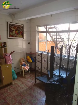 Imagem SOBRADO COM 230M² CONSTRUÍDO EM RUA BEM TRANQUILA