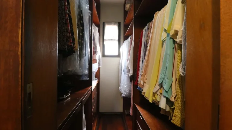 Imagem Apartamento 200M², 3Q, 3 Suítes, 5 Banheiros, 3 Vagas, Varanda, Piscina, Closet, Despensa, Dependência Completa de Serviço, Depósito, Armários.