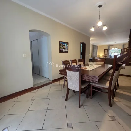 Imagem Este amplo sobrado com 321m², possuí uma planta bem distribuída e atemporal, oferecendo um lar ac...