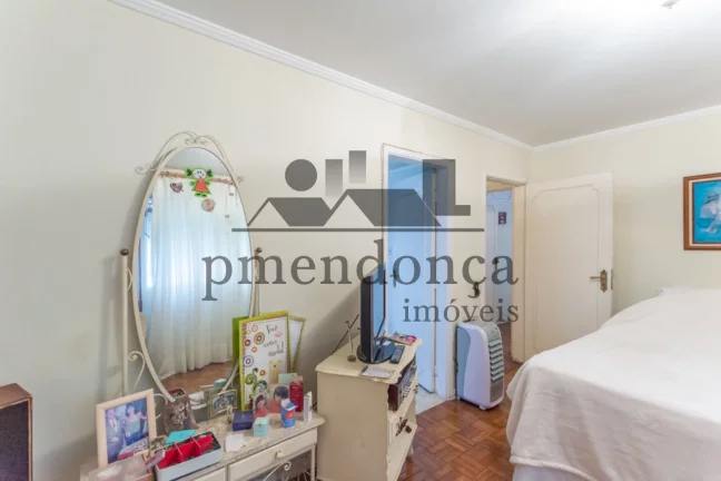 Imagem Apartamento de 132m² em Higienópolis, 3 quartos (1 suíte) e 1 vaga demarcada e livre.
