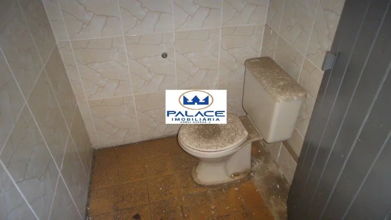 Imagem Barracão Comercial - Área Construída: 177,00 m² - Com 02 banheiros; copa; amplo espaço para car...