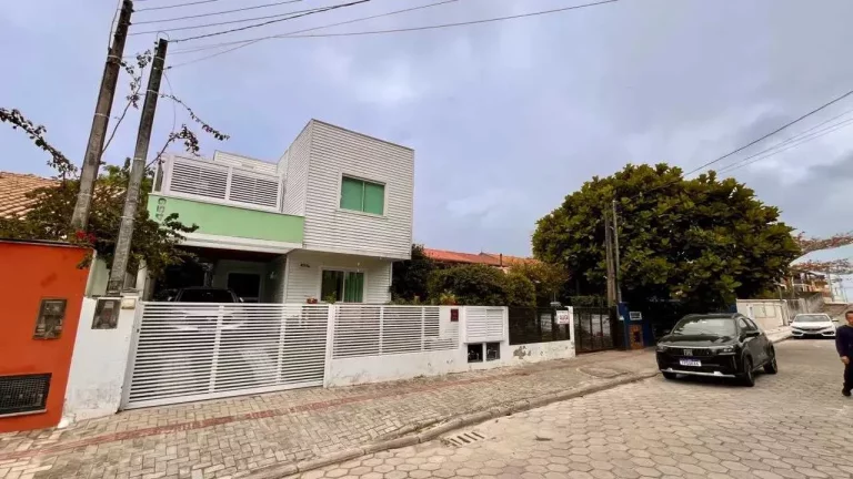 Imagem Casa com 3 dormitórios sendo 2 suítes e 1 vaga, a 150m do mar em Bombinhas/SC