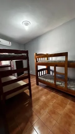 Imagem Casa à venda de 2 dormitórios no Maracanã em Praia Grande-SP, terreno de 4,20 X 20,22, sendo 2 dormitórios, sala, cozinha, banheiro, área de serviço, espaço gourmet com churrasqueira e 2 vagas de garagem. 300 metros da praia.