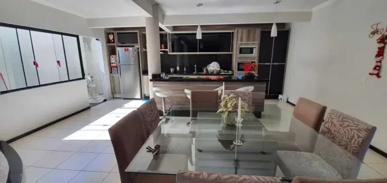 Imagem Casa com 4 dormitórios sendo 1 suíte e 3 vagas de garagem no Centro de Itajaí