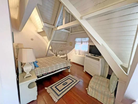 Imagem Apartamento duplex à venda a 400m do Capivari, Campos do Jordão, com 5 suítes, lareiras, calefação, hidromassagem e 2 vagas de garagem.