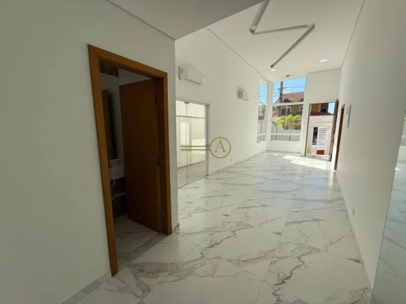 Imagem Casa térrea alto padrão com pé direito duplo, apenas 150 metros da praia