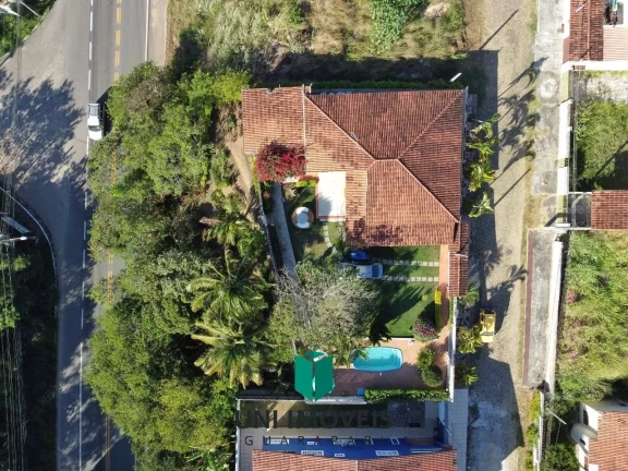 Imagem Linda casa com piscina, jardim e 902m² de terreno a venda na Enseada Verde - Guarapari