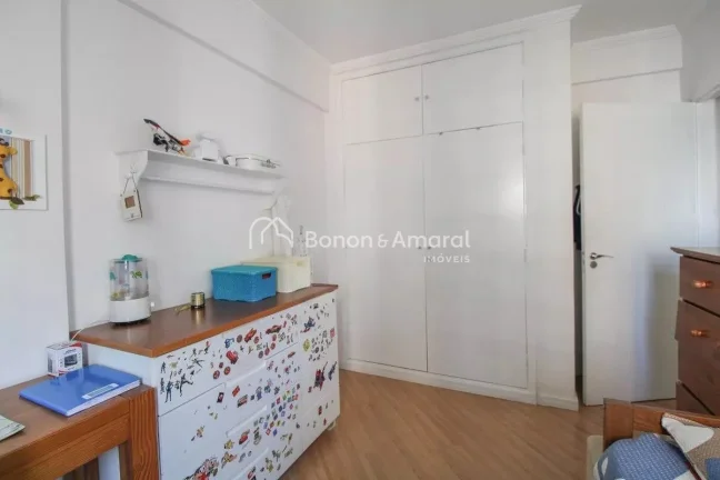 Imagem Imóvel amplo à venda no Cambuí, com 3 quartos e 2 banheiros. Apartamento reformado e muito bem lo...