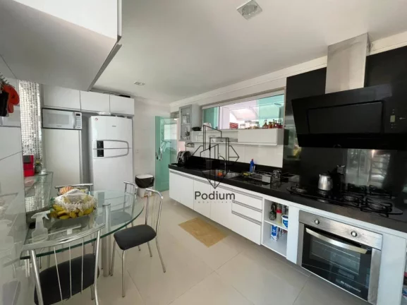 Imagem Casa Triplex em condomínio fechado no Portal do Sol - CA0058