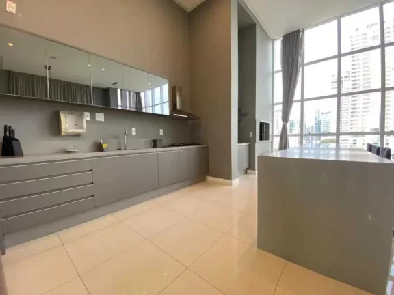 Imagem Apartamento quadra mar com 3 suítes e 3 vagas de garagem - Meia Praia/SC