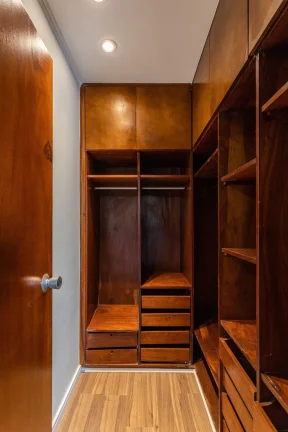 Imagem Apartamento 137M² Reformado, 3Q, 1 Suíte, 2 Banheiros, 1 Vaga, Sol da Manhã, Banheira, Academia, Salão de Festas, Área Verde, Armários.