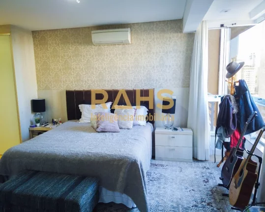 Imagem Completo em todos os detalhes, contemplada com um edifício de formas ousadas e modernas. Localizado...