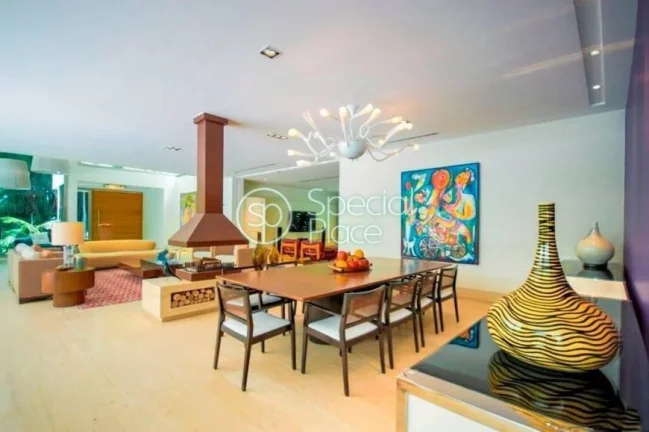 Imagem CASA ESPETACULAR, projetada por Mônica Drucker. Residência localizada em um verdadeiro refúgio no...