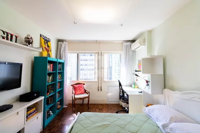 Imagem Apartamento reformado de 354m², com quatro suítes, sendo uma máster com closet,, hall, lavabo, sa...