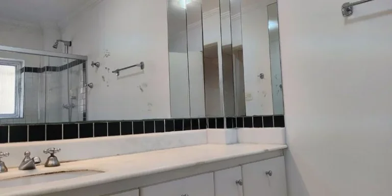 Imagem Apartamento Para Locação 150M², 3Q, 1 Suíte, 2 Banheiros, 1 Vaga, Banheira, Lavabo, Split, Dependência de Serviço, Portaria 24h, Armários Embutidos.