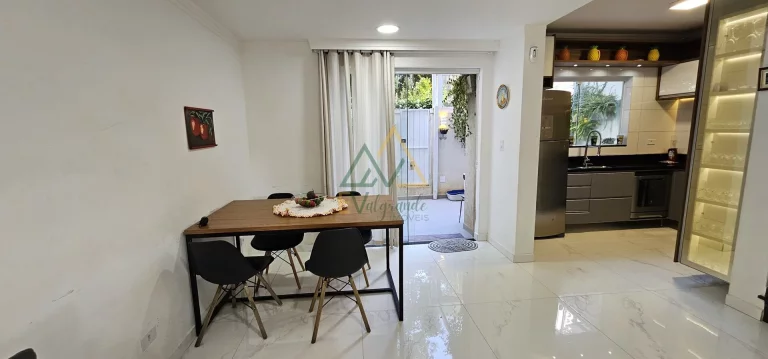Imagem Sobrado em Condomínio à venda no Santa Cândida Curitiba PR