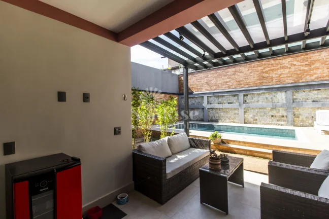 Imagem Casa a venda mobiliada e reformada - Alphaville 6 | 4 suítes - 4 vagas - 360m² AC - 360m² AT | R$2.990.000