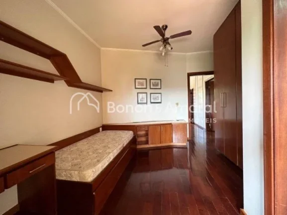 Imagem Linda casa em condomínio fechado. No piso superior há um hall, 3 quartos com varanda, sendo uma su...