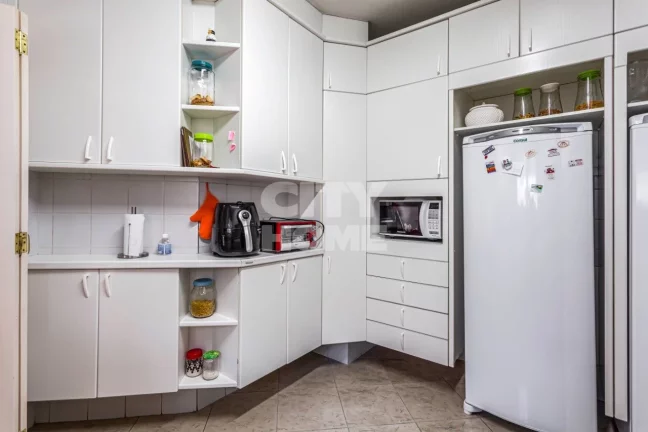 Imagem Apartamento no Campo Belo, com 178m², três dormitórios, sendo três suítes, ampla sala para trê...