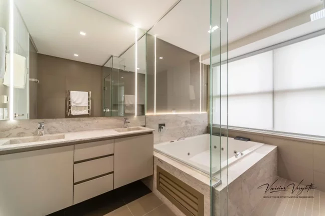 Imagem Apartamento 4 ou + dormitórios para Venda em Balneário Camboriú / SC no bairro Centro