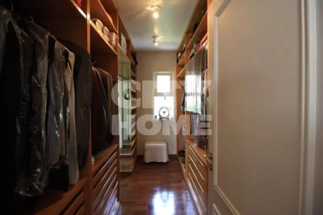 Imagem Casa espaçosa e segura, em condomínio com 07 casas! Situada em bela Praça, no ponto mais tranquil...