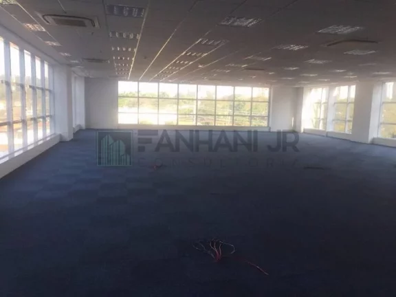 Imagem Venha se encantar com este imóvel de alto padrão, perfeito para sua empresa! Com uma fachada revestida em vidro sobre estrutura metálica, este prédio
