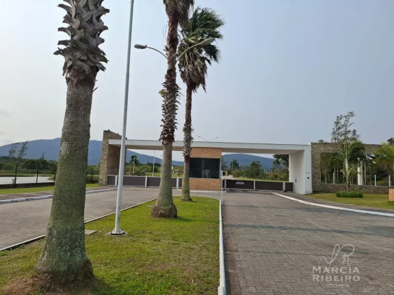 Imagem Casa Alto Padrão! Então você já sonhou em morar lá! Florianópolis ganhou este mágico lugar, o espetacular condomínio fechado. Venha morar no campo do lado da cidade!