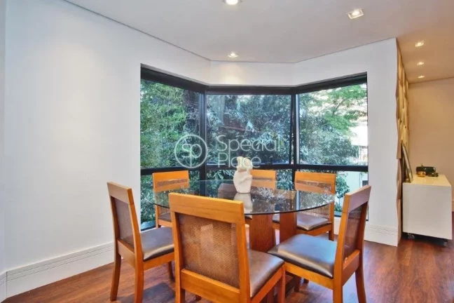 Imagem Ótimo apartamento à venda no Morumbi - Área: 138,14m² - Living com varanda na copa das árvores ...