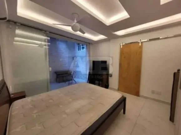 Imagem Apartamento à venda em Copacabana, 48m2, Quarto e Sala, 50 metros da Praia.