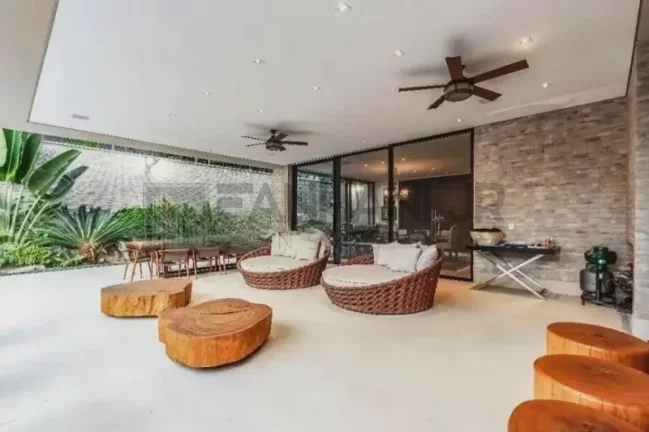 Imagem Descubra a verdadeira definição de luxo e sofisticação nesta deslumbrante casa no condomínio fechado do Jardim Europa. Com uma construção impecável de