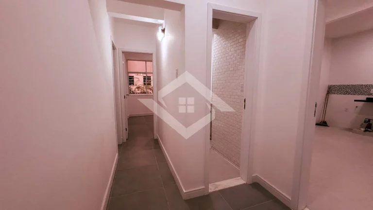 Imagem Apartamento de 4 Quartos Reformado no Posto 4 de Copacabana – Venda Direta!