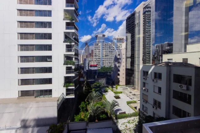 Imagem Oportunidade única: Sala comercial à venda em Pinheiros, São Paulo-SP, com 3 salas, 1 banheiro, 2 vagas de garagem e 45,27 m² de área.