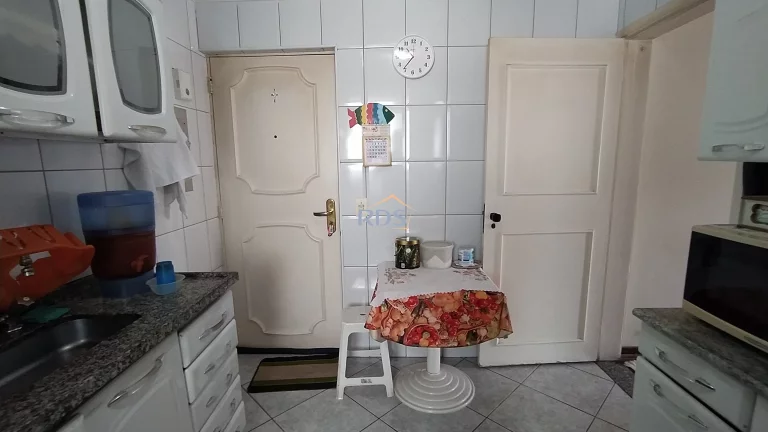 Imagem Vende apartamento de 76m² com 2 dormitórios sendo 1 suíte e com 2 vagas de garagem. Com vista livre.