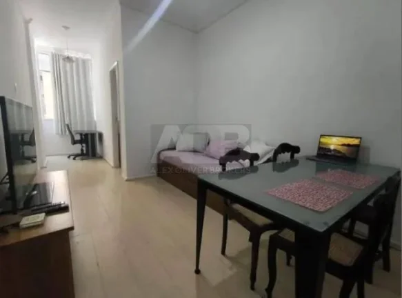 Imagem Apartamento à venda em Copacabana, com 85m2, 2 quartos + Dependências.