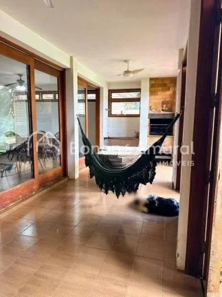 Imagem Bela casa com toque rústico. a residência possui um amplo terreno de esquina com 1.182m² de área...