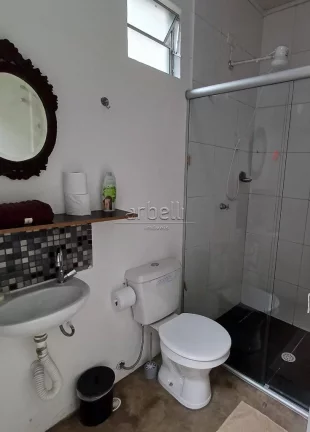 Imagem Casa com 171M², 2 quartos sendo 1 suíte, 3 banheiros, sala, quintal e 4 vagas de garagem. Casa ter...