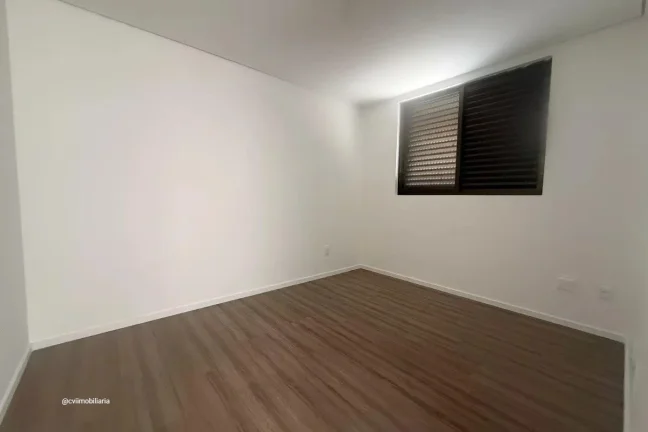 Imagem Este espaçoso apartamento está localizado na vibrante cidade de Belo Horizonte. Com quatro quartos...