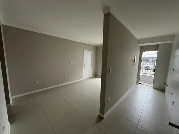 Imagem 02 Suítes, térreo com excelente padrão de acabamento e perto da Praia, esse apartamento em Gravatá, Navegantes. Adriano Carpes Imóveis Vende