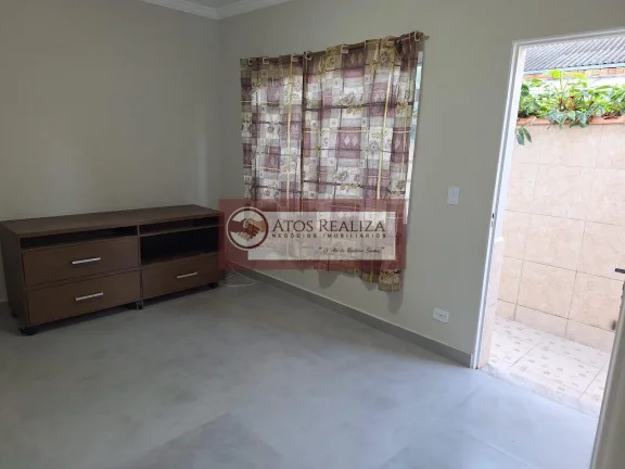 Imagem Alugo Casa na Cidade Dutra. Casa Compacta com Entrada Compartilhada na Cidade Dutra, 1 Dormitório, Sala, Cozinha, Banheiro e Área de Serviço. Ambiente bem Familiar, em ótima Localização, próximo a Estação Primavera da CPTM e Passa Rápido do Rio Bonito. R$
