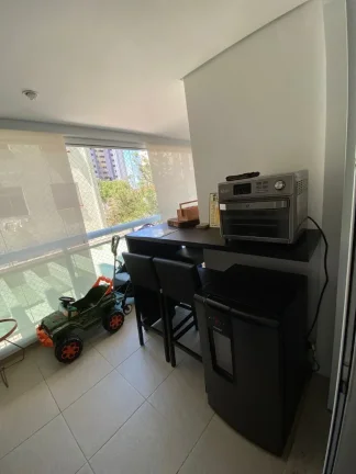 Imagem Apartamento com 3 suítes com marcenaria impecável, piso de madeira, ar condicionado e varanda gour...