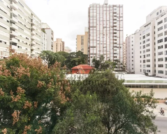 Imagem Apartamento com piso de madeira, living para 2 ambientes, 2 dormitórios sendo 1 suíte, lavabo, coz...