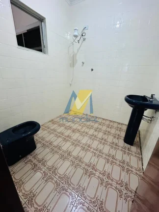 Imagem Casa térrea ampla com quintal gramado em localização estratégica.
